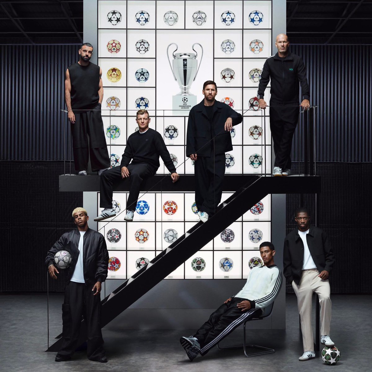 محمد صلاح مع ليونيل ميسي في إعلان شركة أديداس للكشف عن الكرة الرسمية الجديدة لدوري أبطال أوروبا، احتفالًا بمرور 25 عامًا على أول كرة في تاريخ البطولة. 🤩