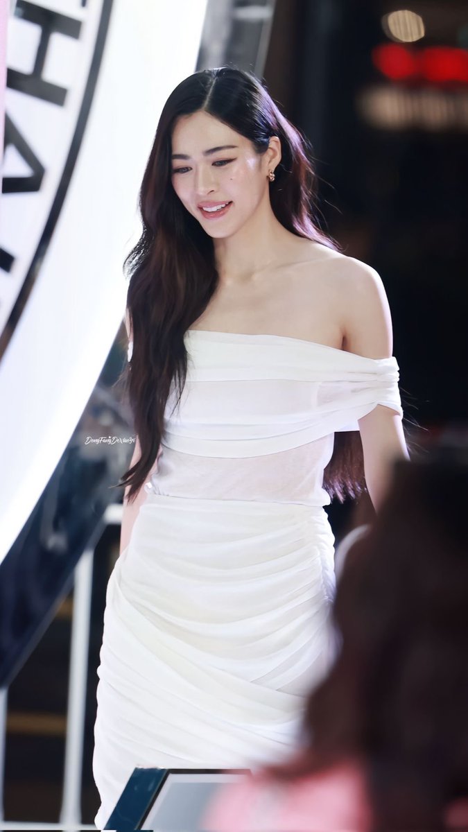 llkmyzone's tweet image. ใกล้ถึงงาน EucerinMY แล้ว แต่ใจยังตราตรึงกับงาน EucerinTH และอีกหนึ่งลุคความสวยขั้นสุดของห่วงโซ่ความงามในวันนั้นของ @linglingsirilak ตราตรึงไม่รู้ลืม 🫠

JOURNEY WITH LINGLING13
#Linglingkwong #หลิงหลิงคอง