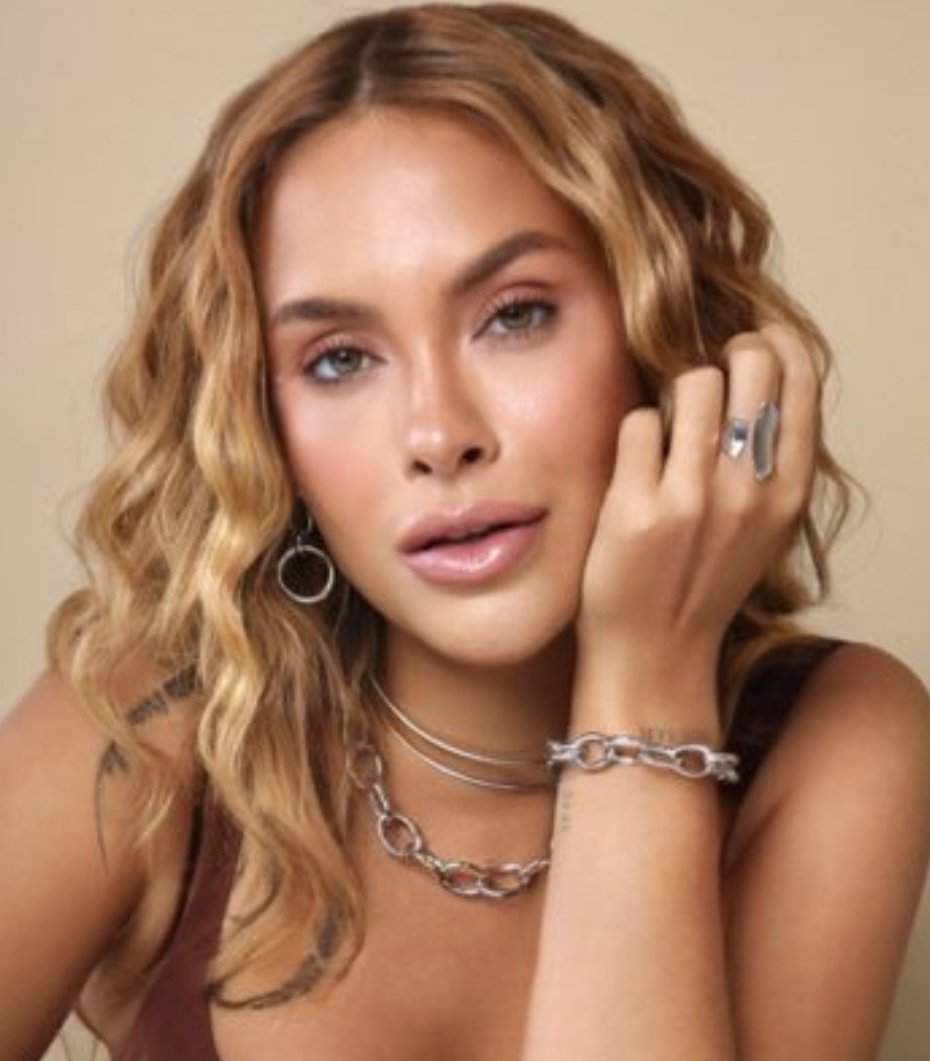 Call26's tweet image. E aí, #TeamAnaPaula ou #TeamSarah ? #BBB26