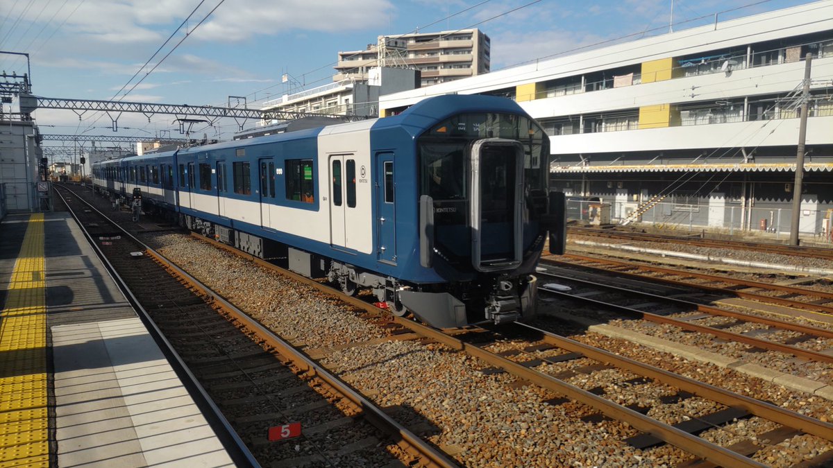 rokko1go's tweet photo. 16日の営業デビューを前にハンドル訓練が続く近鉄名古屋線の1A系02編成が富吉の5番線に入線。富吉で折返し塩浜へ戻る時は4番線だったので、多分これから名古屋方向へ向かうと思います。相変わらず回送表示ですが。 #近鉄 #1A系 #近鉄名古屋線 #試運転 https://t.co/yzejNANVix