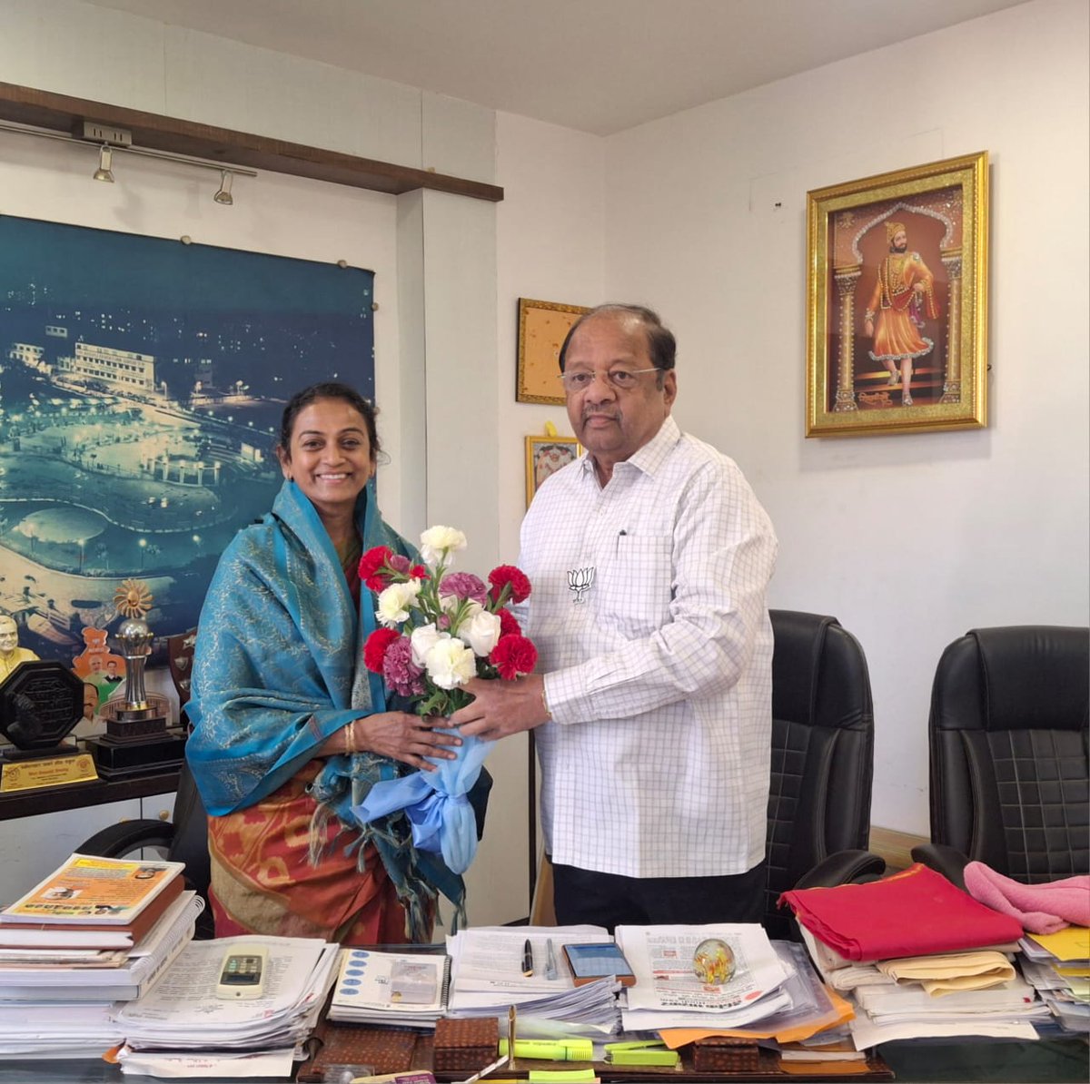 iGopalShetty's tweet photo. Pleased to inform that @DrShubhaRaul Ex Mayor of Mumbai, joined BJP last week. She visited my office, where I extended a formal welcome &amp; congratulations on her decision to join our party. Then we proceeded to the Swami Vivekananda statue to seek blessings on Vivekananda Jayanti. https://t.co/GZjleXyKOv