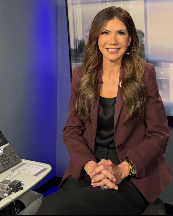 IMER_Noticias's tweet image. 🗣️ En entrevista con CNN, la secretaria de Seguridad Nacional de Estados Unidos, @KristiNoem, afirmó que “ya no podemos confiar en nuestro gobierno”, luego de ser cuestionada sobre el papel del Partido Republicano.