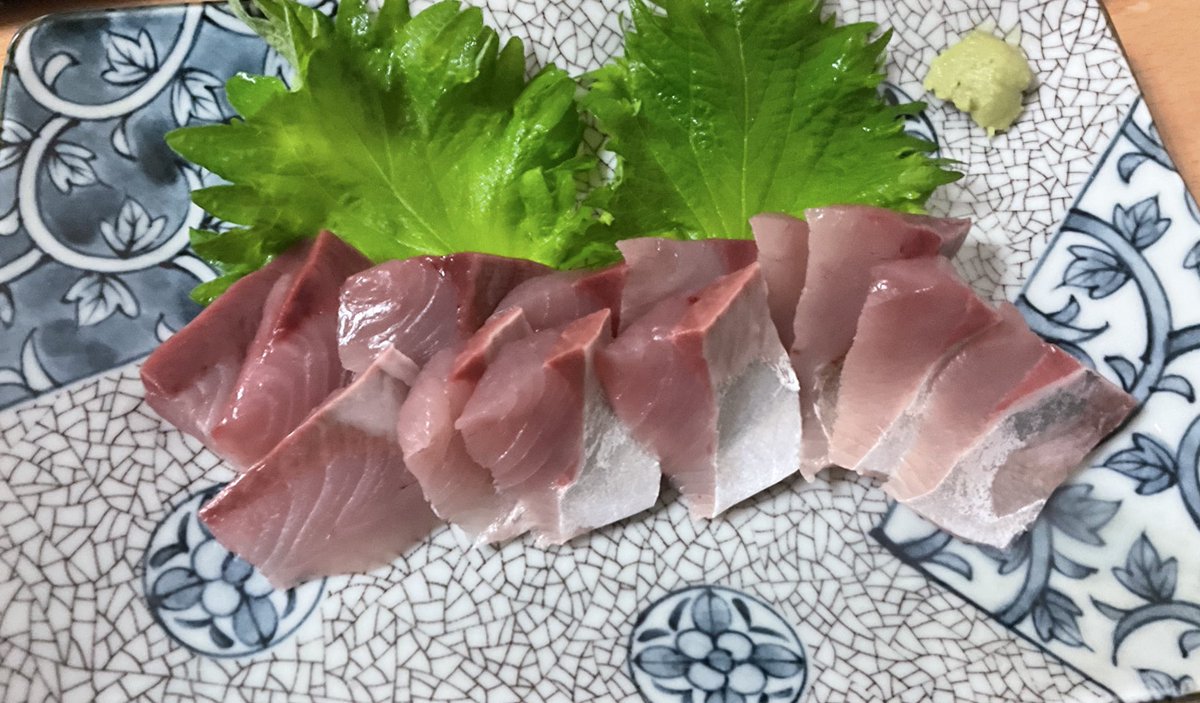 スーパーでワカシ(ブリの小さいの？)を安く売っていた
xで得た知識通り氷を入れた塩水に漬けてから刺身を引いた
驚くほど美味しくなった！！