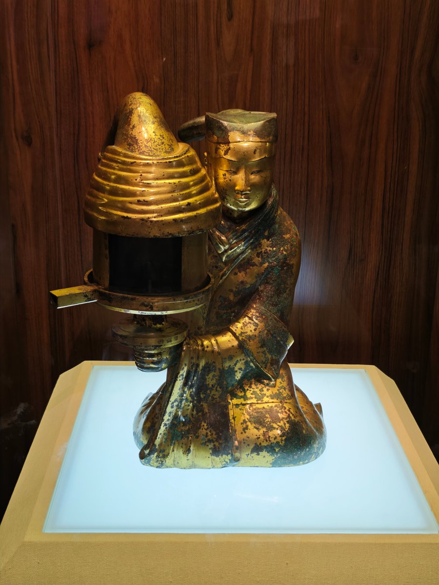 YQ7774's tweet photo. #hebei museum

长信宫灯：1968年在中山靖王刘胜之妻窦绾墓出土，名称源于灯身上刻有“长信”的铭文。其燃烧产生的烟雾可以通过宫女右臂沉淀于宫女体内，长信宫灯也被誉为“中华第一灯”

错金博山炉：西汉时作为香薰、薰炉用的青铜器,因为造型象征的是传说中的海上仙山一博山，所以叫做博山炉 https://t.co/WA4YbYd5Ry