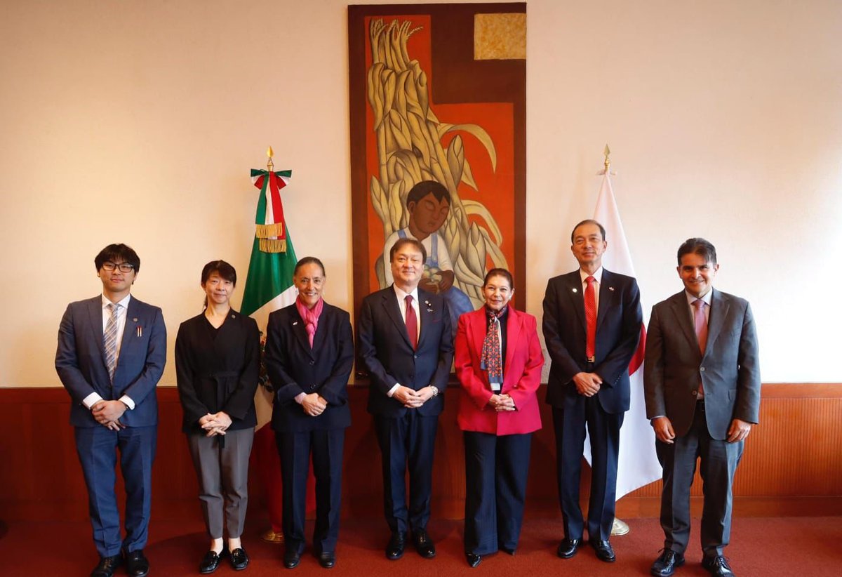 SRE_mx's tweet photo. 📸 La subsecretaria de Relaciones Exteriores, María Teresa Mercado (@mtmercado2002), se reunió con el ministro de Estado de Relaciones Exteriores de Japón, Iwao Horii. Dialogaron sobre temas de interés estratégico, como el apoyo a la inversión de empresas japonesas en nuestro país; la cooperación en innovación; IA; ciencia y tecnología, y el impulso a la colaboración en temas de salud pública y seguridad económica. 

En la reunión, también se destacó la posibilidad de conformar una tercera comisión México-Japón para impulsar las relaciones bilaterales en todos los aspectos, y se acordó mantener la estrecha coordinación en mecanismos multilaterales como APEC y TIPAT. 

La subsecretaria Mercado reconoció la labor del Emb. Kozo Honsei (@embjpmx), de la Emb. Melba Pría (@embamexjp) y de sus equipos para impulsar el dinamismo de las relaciones entre México y Japón, que en 2026 cumplirán 138 años.

🇲🇽🤝🇯🇵