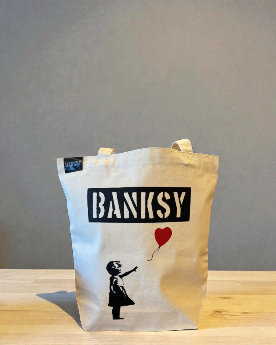 MFactorygroup's tweet image. 🎨アートを日常に
WCP公認・バンクシーアートトートバッグ

A4対応＆大容量で通勤・通学にも◎
シンプルなのに存在感あるデザインで
コーデのアクセントにおすすめ👜

詳細はこちら↓
mfactorygroup.stores.jp/items/69095065…

#バンクシー #トートバッグ #アートバッグ #A4対応