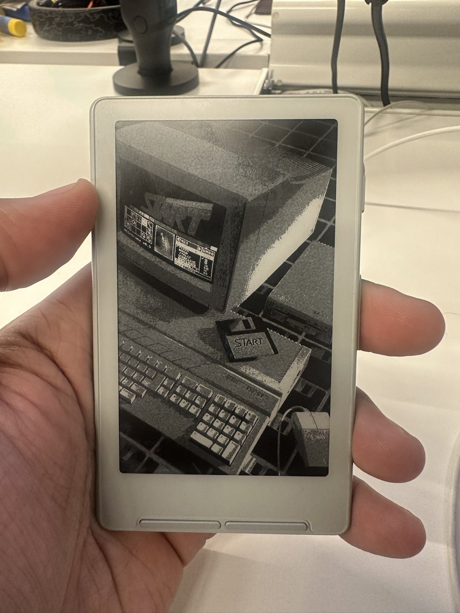 AlexWex's tweet image. Haven’t read a book in about a decade and this little device just pulled me back in 

(And yes it has built in MagSafe)