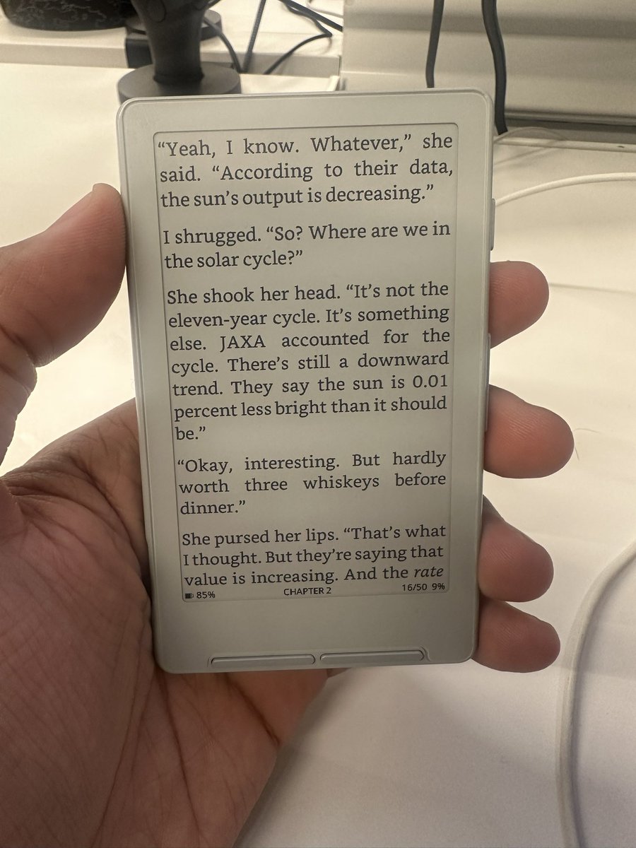 AlexWex's tweet image. Haven’t read a book in about a decade and this little device just pulled me back in 

(And yes it has built in MagSafe)