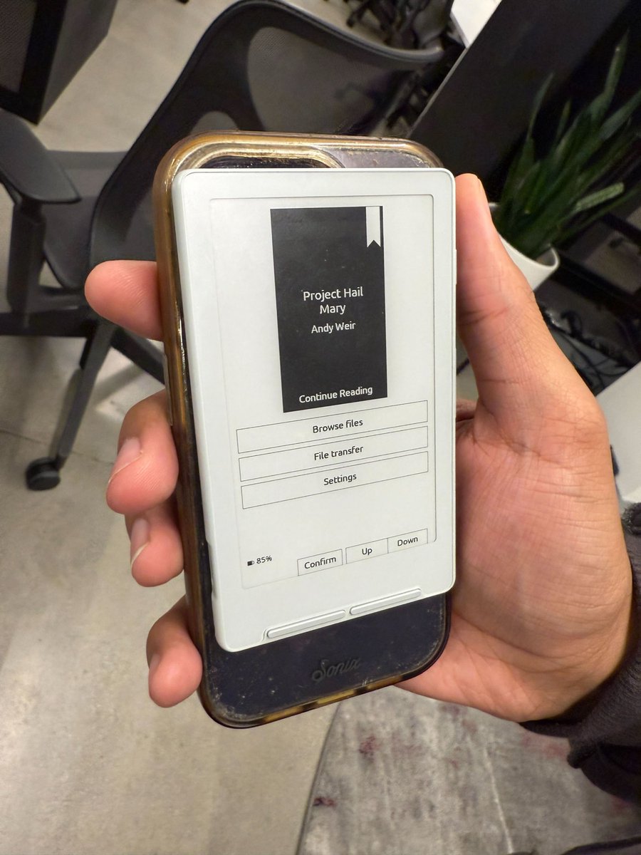 AlexWex's tweet image. Haven’t read a book in about a decade and this little device just pulled me back in 

(And yes it has built in MagSafe)