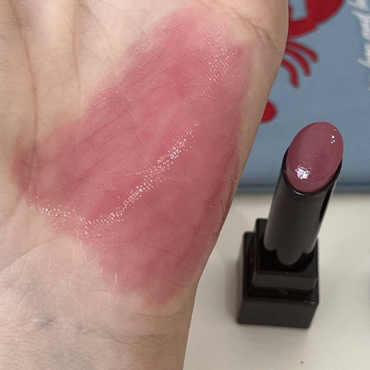 นี่แหละๆๆ เพิ่งทาไปสักเมื่อวาน ตอนสักเสร็จแล้วพี่ช่างสักบอกหน้าซีดแต่ปากสวยเหมือนตอนมาเลยนะ🙂‍↔️🙂‍↔️ คือแล้วทาลวกๆรีบๆ สีเดียวสีโปรด kate สี tipsy บอกไม่ถูกแต่เป็นชมพูที่สวยกลมกล่อมมาก และขับผิวโคตร ทนโคตร