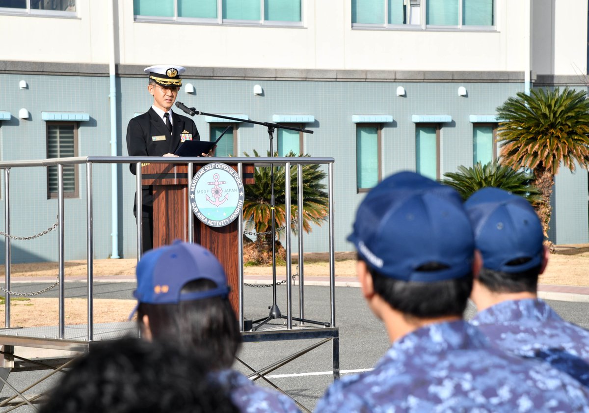 新たな年を迎え、阪神基地隊司令が年頭訓示を行いました。隊員一同