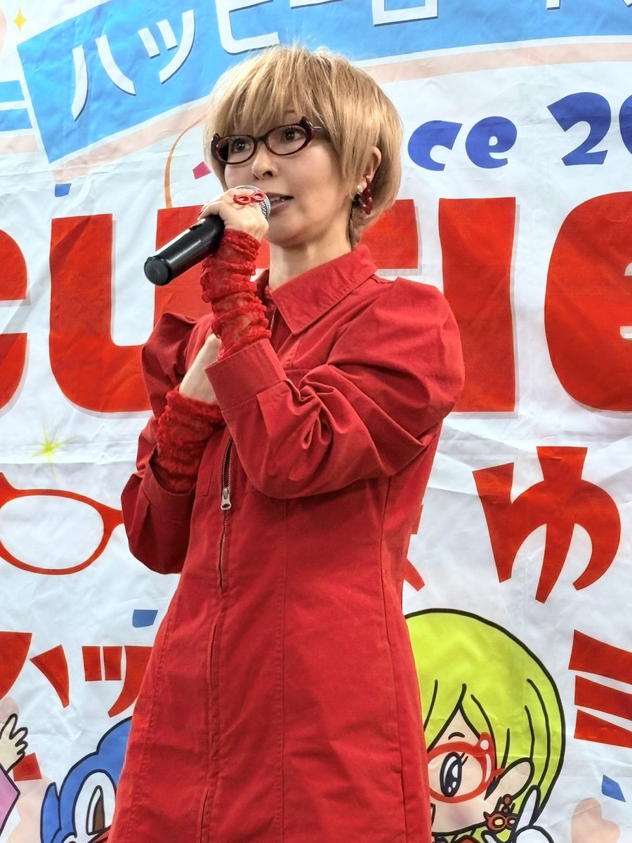 昨日はハッピーミニライブに行ってきました！
まゆちゃんは真っ赤なミニワンピで新年最初のミニライブらしくめでたい可愛さでした😍✨
屋内の会場だったからいつもより熱気がムンムンでとっても盛り上がって
今年も元気に良い年になるぞ〜っと感じるステキなライブでした！😊
#CUTIEPAI