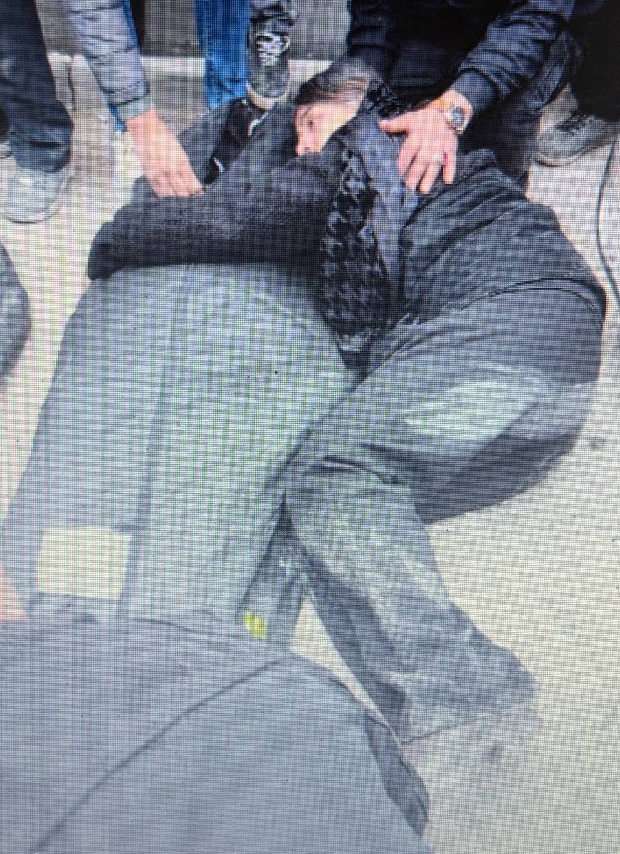 🇮🇷 TERROR E TRISTEZA NO IRÃ❗️ Internautas compartilham imagem com o texto:

"Uma mulher iraniana abraça o corpo de sua irmã, que foi brutalmente assassinada pelas forças do regime iraniano." 😢😭