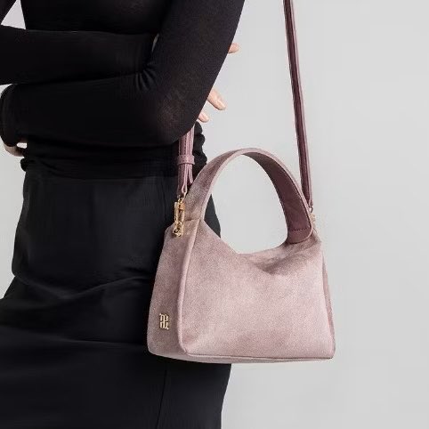 xxfinaaa's tweet photo. Rasa geram ek sebab baru beli bag sometime last month &amp; dorang release new handbag yang LAGI CANTIKKKK OMG!! 😭 💖  now i perasan sometime punya design lagi simple &amp; minimalist. Lurve dooh. https://t.co/VGQMsSFarg