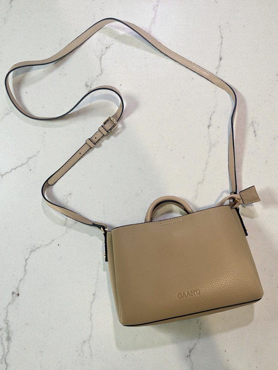 MFactorygroup's tweet image. ちょっとそこまでにも◎
軽量PUレザーのミニショルダー🎀

✔ 軽くて疲れにくい
✔ PUレザーで高見え
✔ 小物だけスマートに収納
コンパクトなのに使い勝手抜群🎒
詳細はこちら↓
mfactorygroup.stores.jp/items/68db3601…
#バッグ好きな人と繋がりたい #カジュアル #お出かけ