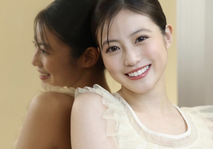 nyanzou6417's tweet image. 鏡合わせでも綺麗な美桜ちゃん✨

#今田美桜