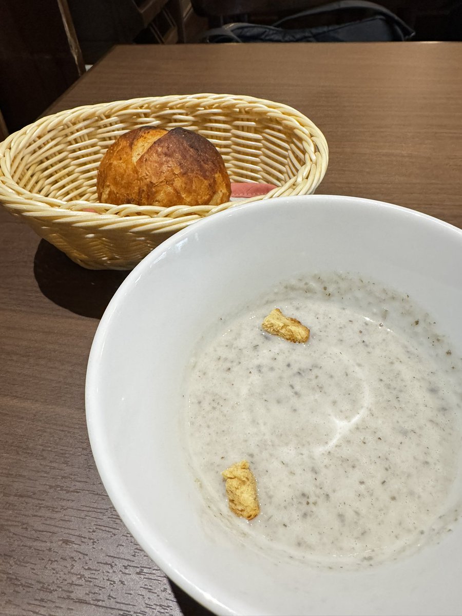 onzoooo's tweet image. 日替わりランチ
宮城県産黒豚のジンジャーポーク
牛蒡のポタージュ
自家製パン

#BrasserieGyoran