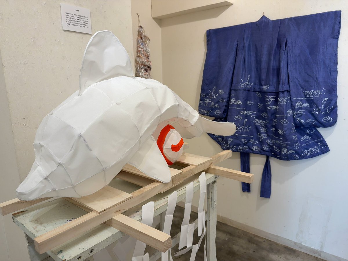 mochiunagi's tweet image. River Coffee &amp;amp; Galleryでミトミルルイエ 「インターネット民藝」を見てきた。昭和の人間はちょっと休みがあるとすぐ国内旅行に出かけて意味不明な民芸品を買ってきたものだ。だが令和の人間は休みになってもインターネットしか見ない。そこに民芸品はあるんか！？とりあえずここにはある。