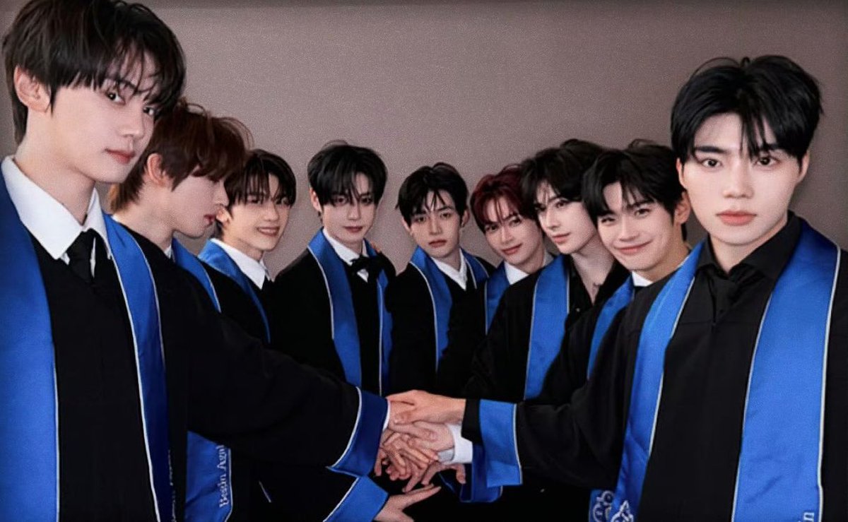 jiwoongiez's tweet image. they recreated their old photos again 😭😭