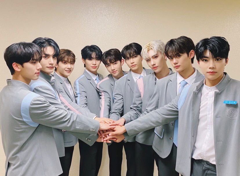 jiwoongiez's tweet image. they recreated their old photos again 😭😭