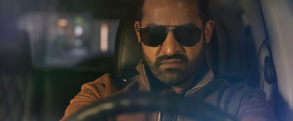 ／
監督インタビュー🎤
撮影環境や現場の困難は？
＼

スペインでの撮影でした。
大規模で国際的な撮影クルーを率いて
カーチェイスを撮影するという、
非常に困難なシーンでしたが、
季節外れの激しい雨に阻まれ続けました。

#WARバトルオブフェイト 絶賛上映中🔥