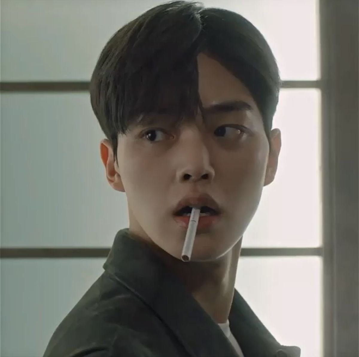 mymongci's tweet image. 나는 담배 피는 사람을 싫어하는게 아니라
담배 피는 못생긴 사람을 싫어하는거다