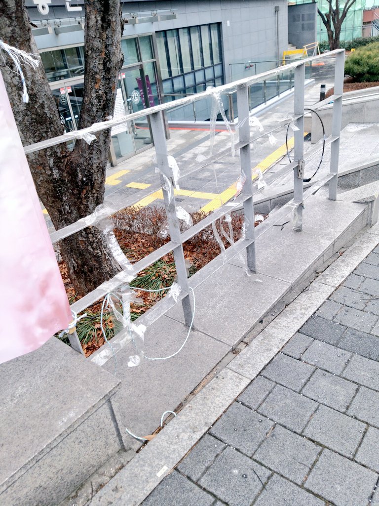 동덕여대 아직 절찬리 학생 탄압 합니다... 대자보 몇몇개가 의도적으로 훼손/제거되어있네요...
학칙도 개정하겠대요 공학전환하려고

1: 현재 본관(대자보 다 뗌)
2,3: 학기 중에 학생들이 본관에 붙였던 것들
4: 테이프로 친친 감아둔 대자보가 저렇게 뜯긴 건 모양새가 가히 의도적일 수밖에 없음