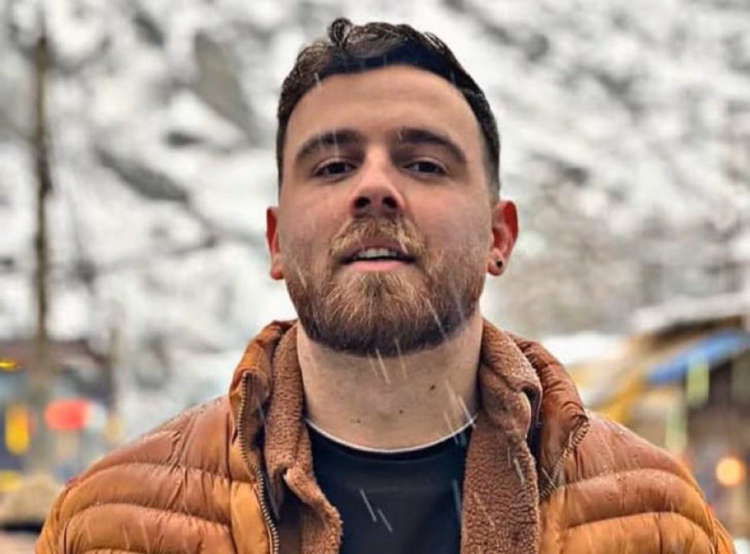 48 SAAT… Evet İran’da bir genç, Erfan Soltani, önümüzdeki 48 saat içinde asılarak idam edilecek.
Suçu ne? Sokağa çıkmak. İtiraz etmek.
Ses çıkarmak.
9 Ocak’ta Karaj’da protestolara katıldığı gerekçesiyle tutuklandı.
Ailesi ile son kez görüşmesi için yalnızca 10 dakika verildi.