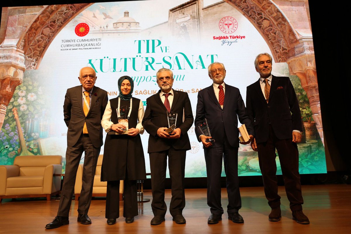 Tıp ve Kültür-Sanat Sempozyumu 1. Oturumu Tamamlandı

Tıbbın kültürel temelleri ve şifa mekânlarının ele alındığı ve moderatörlüğünü Prof. Dr. Sabahattin Aydın’ın üstlendiği oturumda;

📌 Prof. Dr. Ahmet Ağırakça “İslam Dünyasında Tıp” sunumuyla kadim birikimin izlerini aktardı.