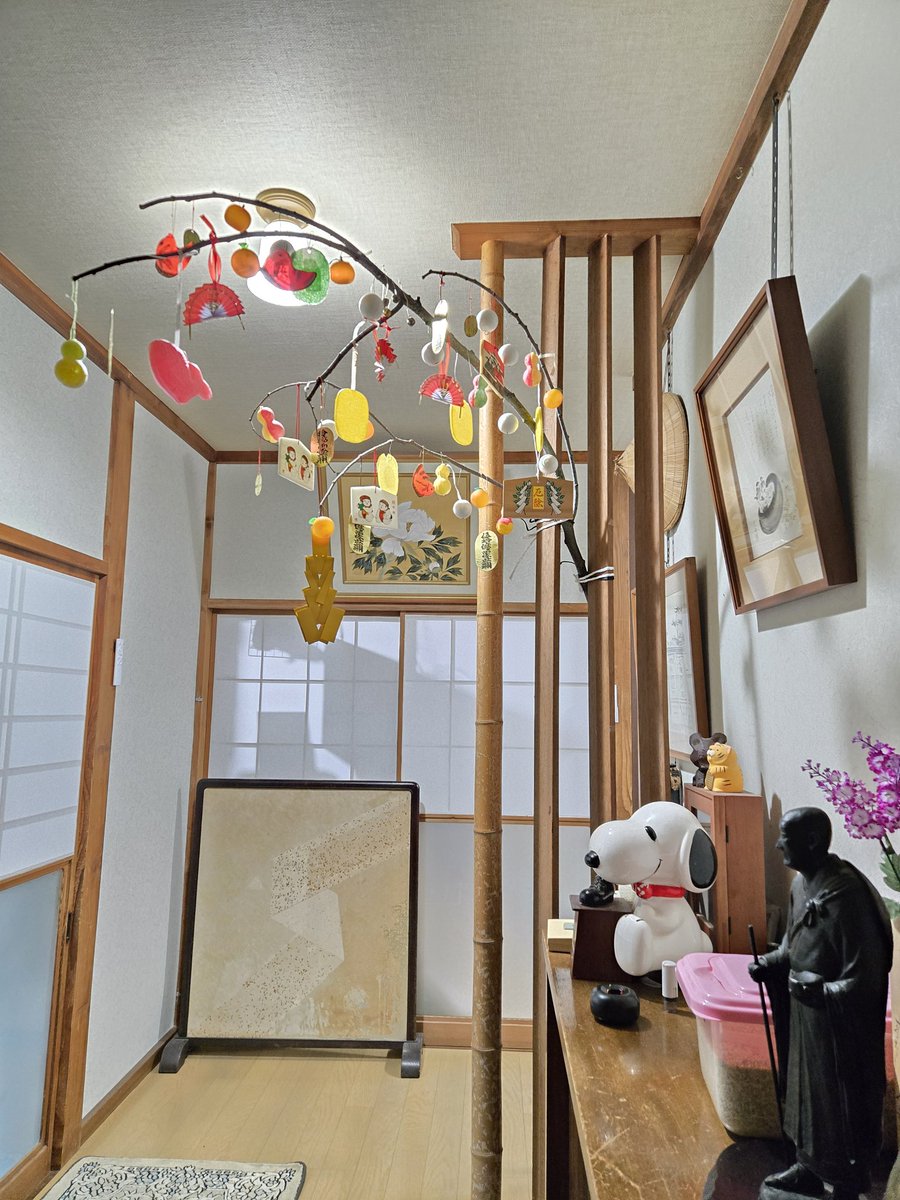 reonocc's tweet image. 孫が保育園から帰ってきて「保育園でクリスマスツリーを飾ったよ」と…なんで今頃…そうか！小年の繭玉かぁ。丁度良い枝がなく、並木道に拾いに言って、有り合わせで完成。正月飾りのダイダイ🍊を繭玉代わりにしたら中々良い出来。大風で落ちた柚子も本日回収。今晩は柚子風呂だね😃♨️🎶