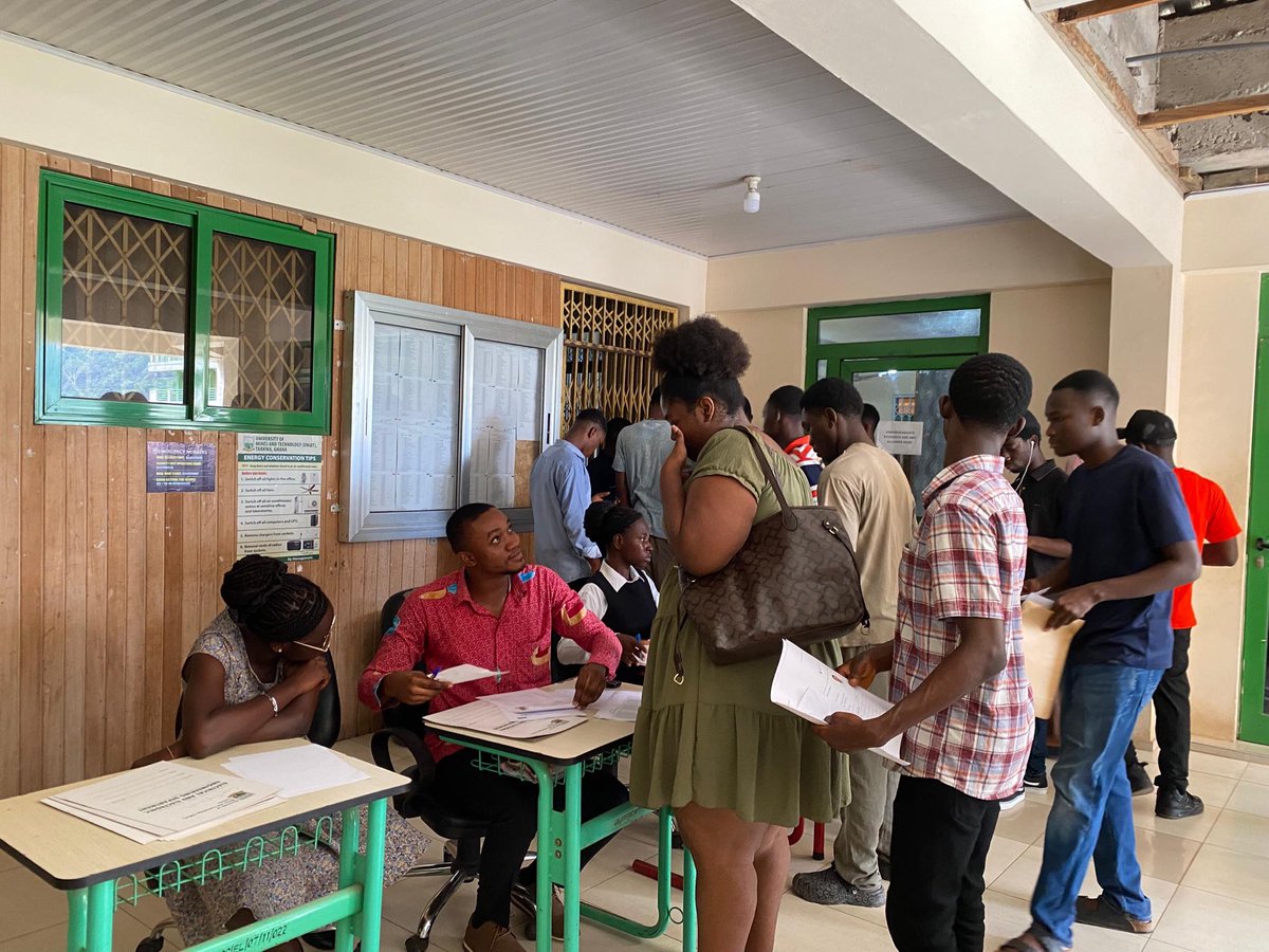 eleesa2021's tweet photo. Scenes from day 1 of the Department Course Registration Process.📚📝

#ELEESA  #Buildingabrighterfuture https://t.co/FPZhwCUpaZ
