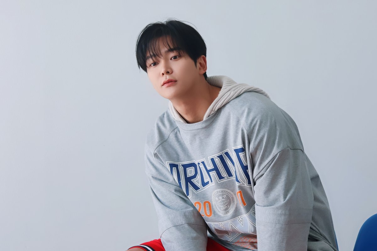 FNC_ACTOR's tweet image. [📷] 2026 SEASON'S GREETINGS - RO WOON'S ACTIVITY 비하인드 - 🏀

2026 SEASON'S GREETINGS - RO WOON'S ACTIVITY의
🏀BASKETBALL🏀 비하인드 사진을 공개합니다!

더 많은 사진 보러 가기
FAN CAFE &amp;gt;&amp;gt; cafe.daum.net/officialROWOON…
WEVERSE &amp;gt;&amp;gt; weverse.io/rowoon/media/0… 

#로운 #ROWOON #로밍 #ROming