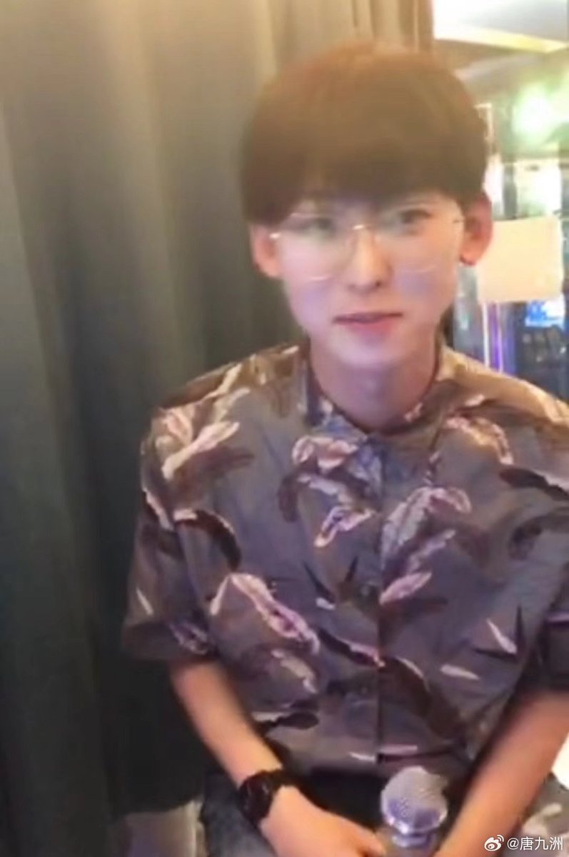 เจ้า JOJO  มาโพสต์ว่า 

"ตัวฉันตอน 2018(?)" 

โอ้ยหนอ เจ้าละอ่อนหน้อย 😆

Cr.weibo.com/2620811727/525…
#TangJiuzhou #唐九洲 #ถังจิ่วโจว