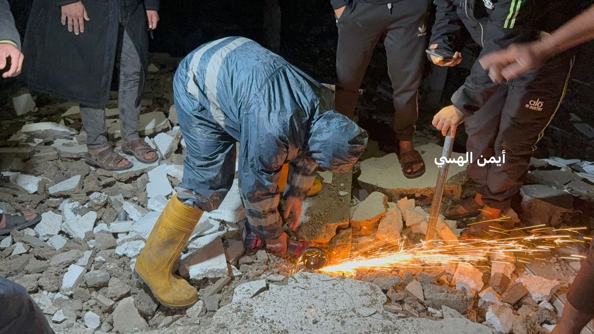 MahaGaza's tweet image. As a violent windstorm has battered Gaza since yesterday evening, a wall collapsed on a displaced family in western Gaza City overnight, killing two Palestinians: 72-year-old Muhammad Hamouda and 40-year-old Doaa Hamouda. Several others were injured.

This morning, a one-year-old…