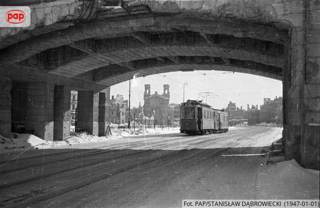 paparchfoto's tweet image. Zniszczenia wojenne stolicy. Ulica Bonifraterska i przebicie przez dawną oficynę pałacu Krasińskich. W głębi z lewej zrujnowany kościół pw. Najświętszej Maryi Panny Królowej Polski przy ul. Długiej. Z prawej plac Krasińskich. Warszawa, 1947 r.