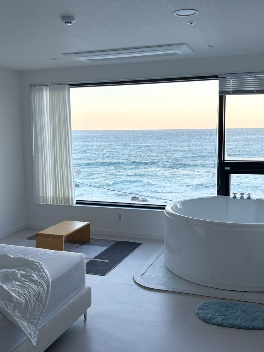 somnote_'s tweet image. 숙소 밖으로 한발짝도 안 나갈 결심