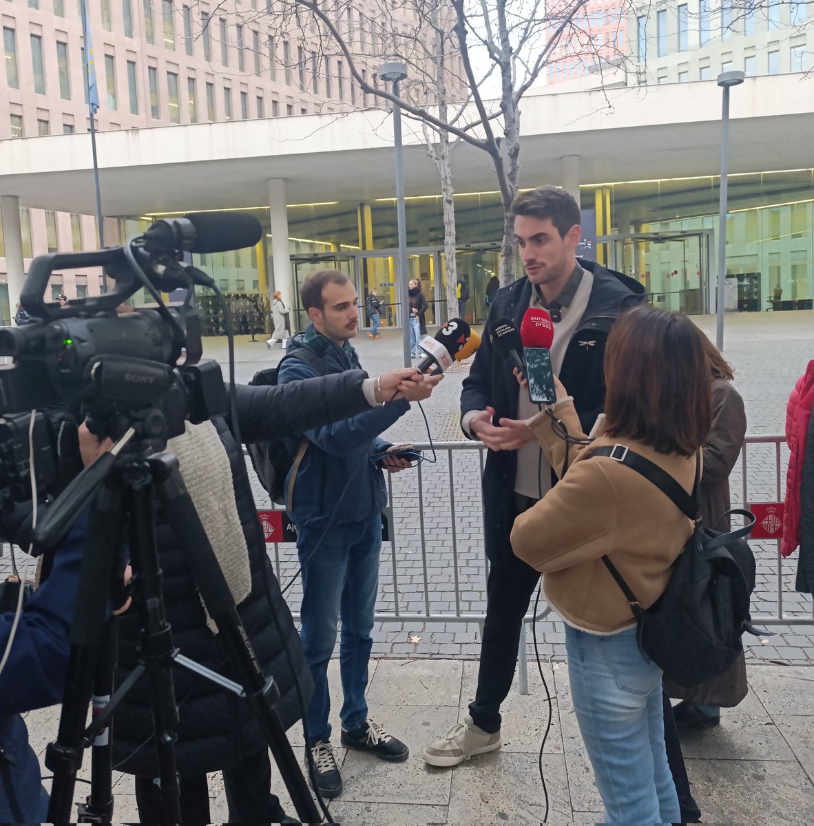 🔴Avui jutgen al Txema del <a href="/BlocSantAgusti/">Bloc Sant Agustí</a> per negar-se a marxar de casa seva

New Amsterdam Developers manté les demandes contra les veïnes que reclamen renovacions de contracte per evitar que casa seva sigui convertida en un hostel encobert

Prou lloguer d'habitacions!