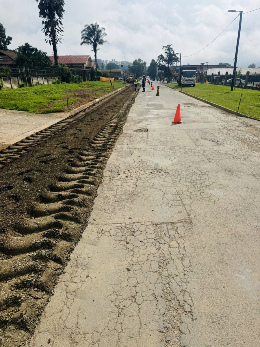 UmngeniLocal's tweet image. A MUNICIPALITY AT WORK

The pupverizing process has begun on Bell Street. Road users are urged to please proceed with caution as sections of the road are closed off. Tomorrow the stabilization process will commence.

#MakingProgressTogether