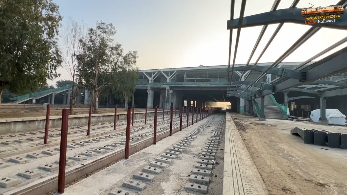 IndiaInfra02's tweet image. Work Progress on Delhi's new Bijwasan Railway Station and multimodal hub, with direct connections to IGI Airport, Metro, and ISBT. Underground tunnel works are completed. (📷Varun Makhnotra)