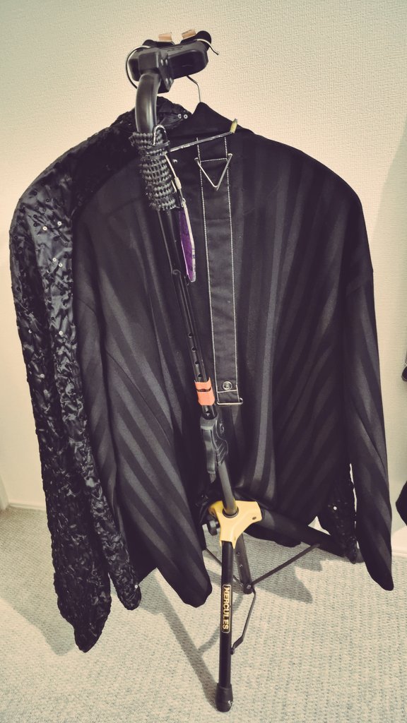 ライブ翌日洗った衣装をギタースタンドにかけるという恐らくバンドマン