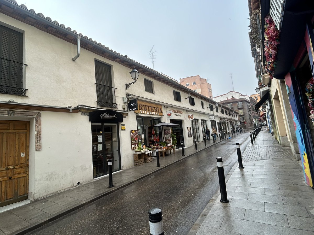 ConoceOtroMad's tweet image. En la calle Noviciado nos encontramos con un ejemplo de resistencia de la arquitectura dieciochesca madrileña. Se trata de un bloque corrido de dos alturas, encalado y con hierro forjado en sus balconadas. Un ejemplo de construcción castiza ya casi extinto.