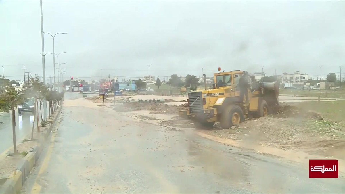 مراسلة المملكة: بلدية مأدبا تعمل على فتح طرق أغلقت بسبب ارتفاع منسوب المياه #الأردن 