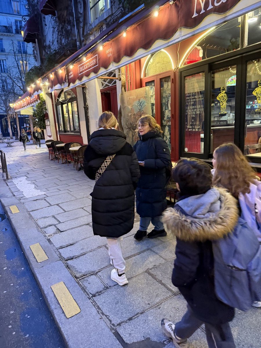 Pyb_Paris1234's tweet image. Bonjour les parents 🙌🏻🚸
Rues de la Perle, des Quatre-Fils et des Hospitalières Saint-Gervais ce matin pour partager les propositions de @pybournazel sur le périscolaire et plus largement parler de l’avenir des familles dans #ParisCentre 
#Bournazel2026  @Bournazel2026