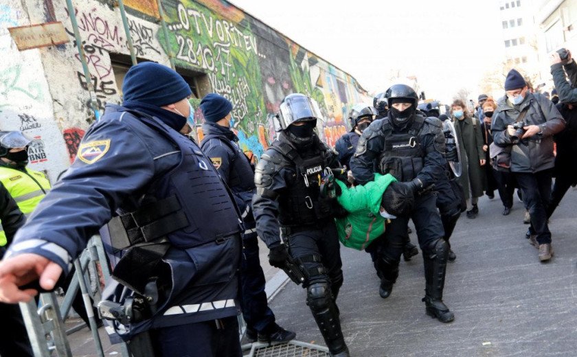 Ainfoshop's tweet image. CITY TO THE PEOPLE!

19th January will mark 5 years since the violent eviction of Autonomous factory Rog in #Ljubljana – huge squat that gave life to the city since 2006.

As every year we gonna take the streets to protest repression and violent capitalist management of the city.