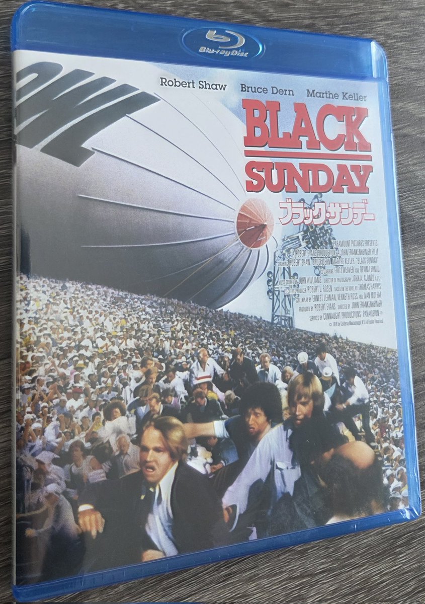 昨年の発売告知から楽しみにしてた『ブラック・サンデー』Blu-rayが到着。
ほんの触りだけのつもりが、結局クライマックスの30分丸々観てしまった。もし誰かに「世界でいちばん面白い映画って何？」と聞かれたら、間違いなく本作を5本の中に入れると思う。まったく一体…どうしてこんなに面白いんだ。