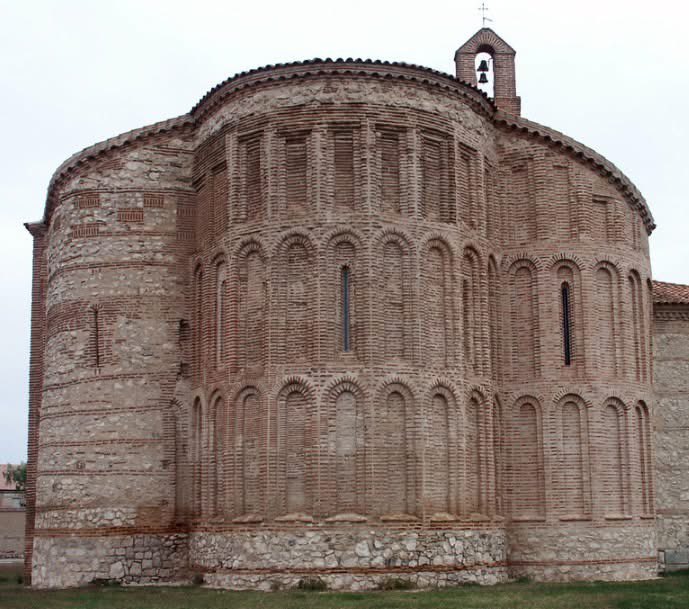 S’ha ensorrat bona part de l’absis de l’església romànica de Muriel de Zapardiel, a Valladolid, declarada Bé d’Interès Cultural. La prova de que les declaracions ajuden, però no ho són tot.