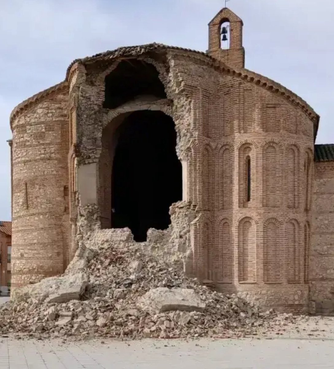velasc_alberto's tweet image. S’ha ensorrat bona part de l’absis de l’església romànica de Muriel de Zapardiel, a Valladolid, declarada Bé d’Interès Cultural. La prova de que les declaracions ajuden, però no ho són tot.