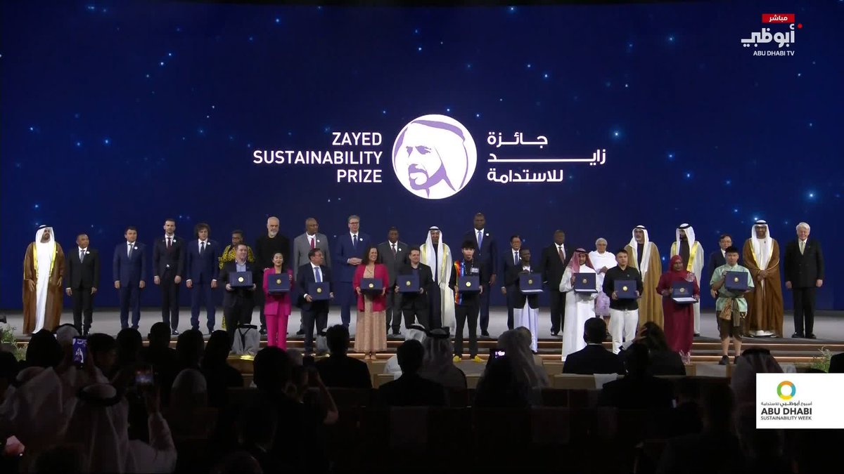 صورة تذكارية مع رئيس الدولة بعد تكريم الفائزين بجائزة زايد للاستدامة #أسبوع_أبوظبي_للاستدامة 