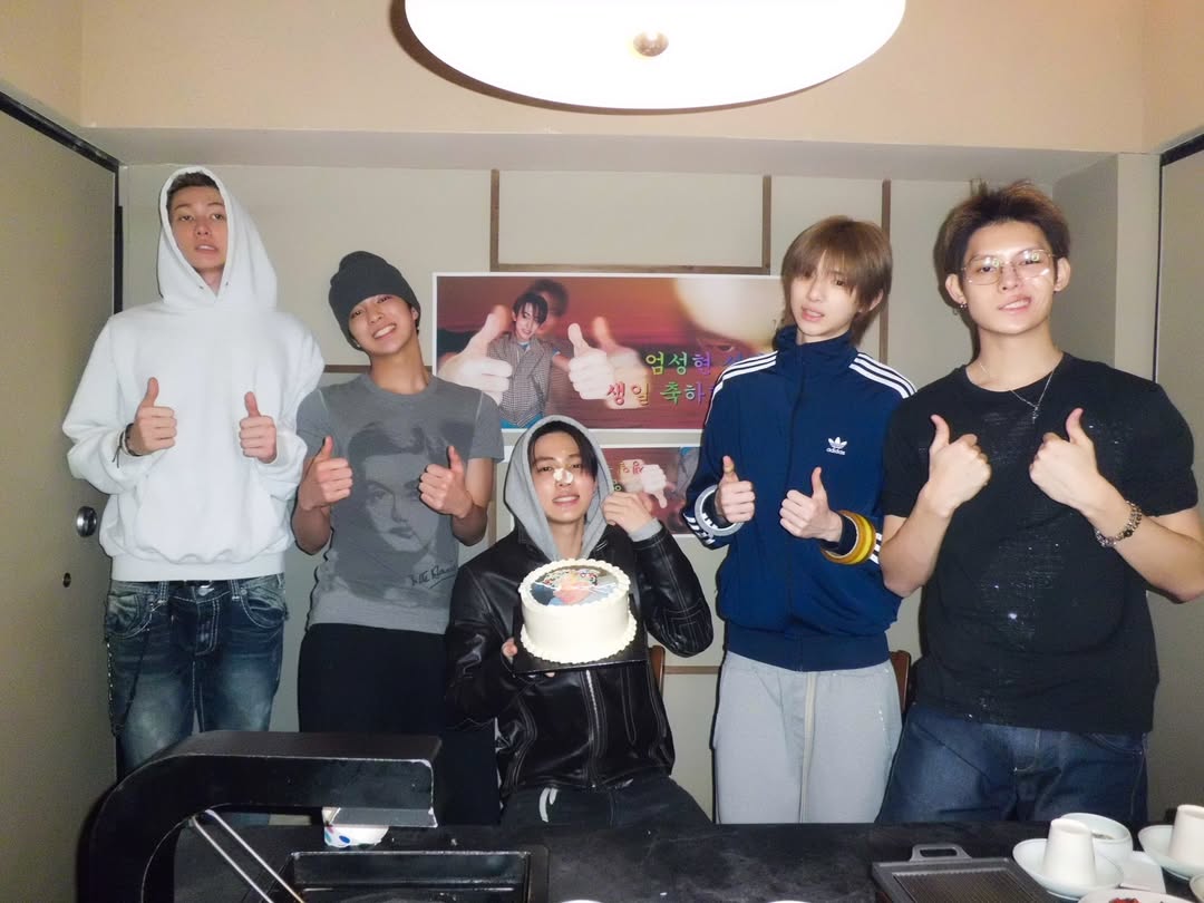 hyeonieverse's tweet image. officially the princess of the group ft. them doing #seonghyeon's signature pose 😬👍