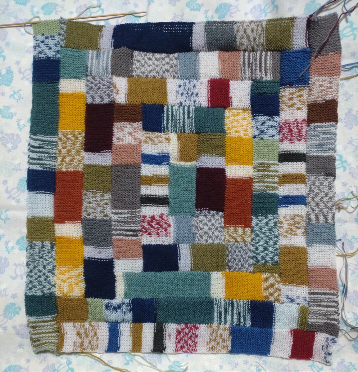 先月ツイートした 美由紀さんのパッチワーク風ブランケットが少し育っ